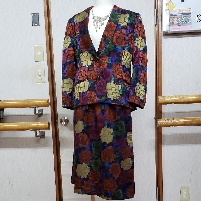 シルクジャケットスーツ　ワインレッドと花柄　ハイウエスト レディースのジャケット/アウター(テーラードジャケット)の商品写真