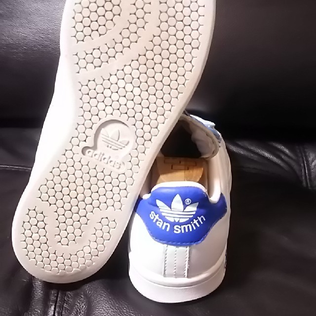 adidas(アディダス)の
名作ベルクロ!アディダススタンスミス高級レザースニーカー希少白青！


 メンズの靴/シューズ(スニーカー)の商品写真