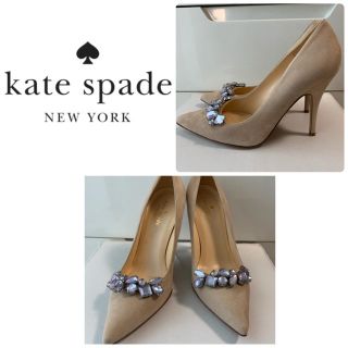 ケイトスペードニューヨーク(kate spade new york)のケイトスペード ベージュスエード  ビジューパンプス(ハイヒール/パンプス)