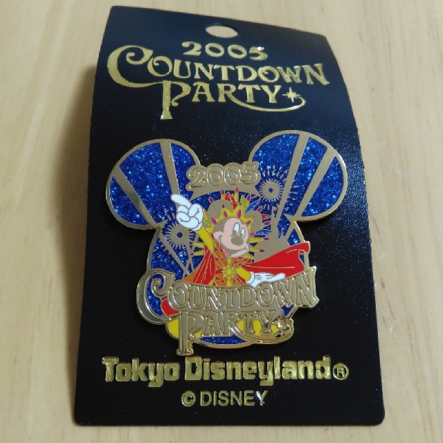 Disney(ディズニー)のディズニーリゾート　ピンバッジ　カウントダウンパーティ2005　ディズニーランド エンタメ/ホビーのアニメグッズ(バッジ/ピンバッジ)の商品写真