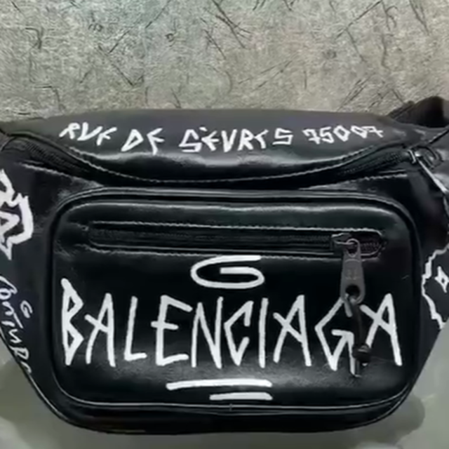 Balenciaga(バレンシアガ)のBALENCIAGA バレンシアガ  グラフティ ボディバッグ ベルトパック 黒 メンズのバッグ(ボディーバッグ)の商品写真