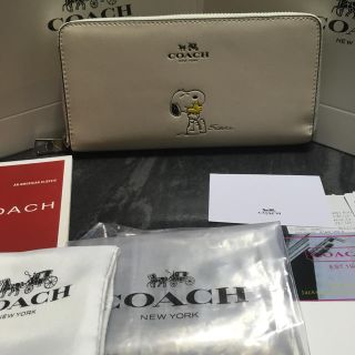 コーチ(COACH)のCOACH 長財布 スヌーピー    白 新品 ラスト1点(財布)