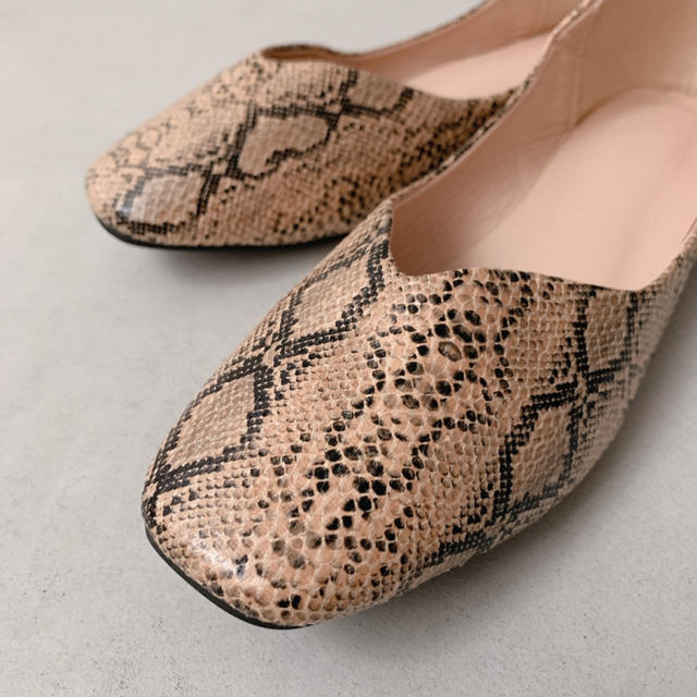 TODAYFUL(トゥデイフル)のPython Flat shoes / beige XL レディースの靴/シューズ(バレエシューズ)の商品写真