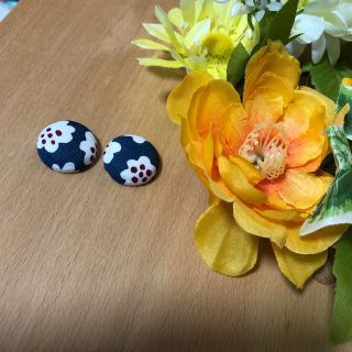 マリメッコ(marimekko)のマリメッコ  くるみボタンピアス(ピアス)