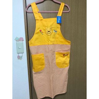 クマノプーサン(くまのプーさん)の新品タグ付き プーさん エプロン 保育士(お食事エプロン)