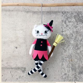 カルディ(KALDI)の《数量限定》KALDI ハロウィン2019 くたくた 白ネコちゃん 魔女(ぬいぐるみ)