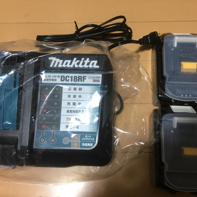 新品 マキタ バッテリ BL1860B 純正 2個 + 充電器 インテリア/住まい/日用品のインテリア/住まい/日用品 その他(その他)の商品写真