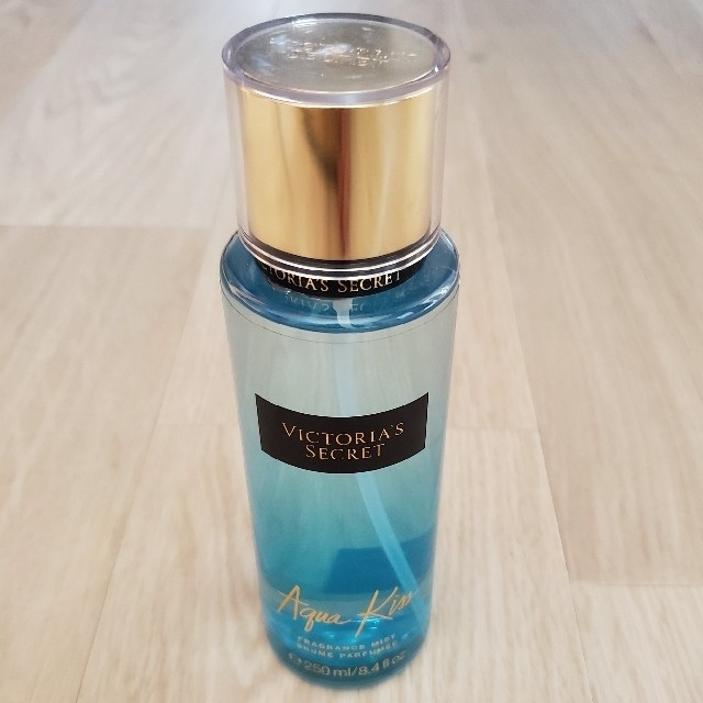 Victoria's Secret(ヴィクトリアズシークレット)のVictoria's Secret 　アクアキス250ml　ボディミスト　 コスメ/美容の香水(香水(女性用))の商品写真