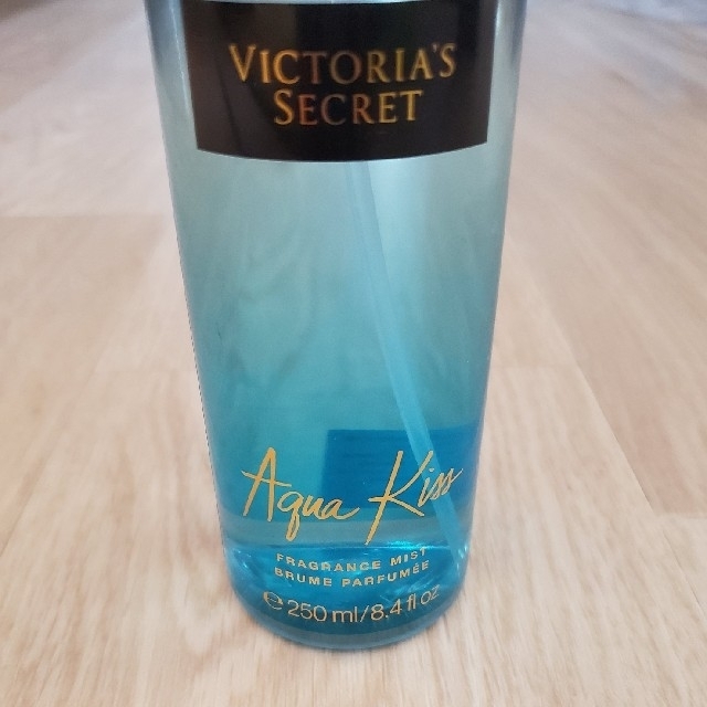 Victoria's Secret(ヴィクトリアズシークレット)のVictoria's Secret 　アクアキス250ml　ボディミスト　 コスメ/美容の香水(香水(女性用))の商品写真