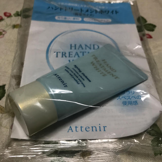 Attenir(アテニア)のアテニア ハンドトリートメントホワイト 30g 携帯サイズ コスメ/美容のボディケア(ハンドクリーム)の商品写真