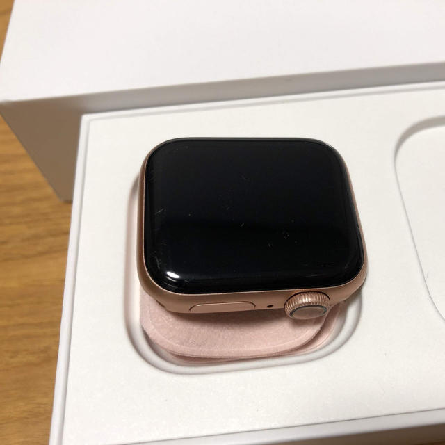 Apple Watch(アップルウォッチ)の【美品】Apple Watch Series 4 40mm ゴールドアルミニウム スマホ/家電/カメラのスマートフォン/携帯電話(スマートフォン本体)の商品写真