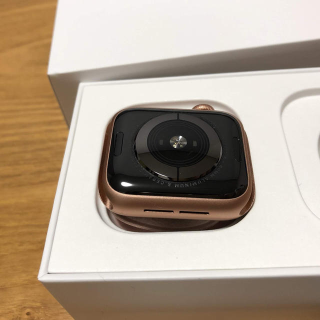 Apple Watch(アップルウォッチ)の【美品】Apple Watch Series 4 40mm ゴールドアルミニウム スマホ/家電/カメラのスマートフォン/携帯電話(スマートフォン本体)の商品写真