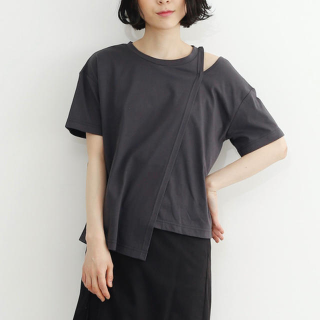 merlot(メルロー)の未着用新品★merlot(メルロー)アシンメトリーデザインカットソーT★グレー レディースのトップス(カットソー(半袖/袖なし))の商品写真