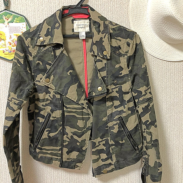 FOREVER 21(フォーエバートゥエンティーワン)のジャケット レディースのジャケット/アウター(ミリタリージャケット)の商品写真