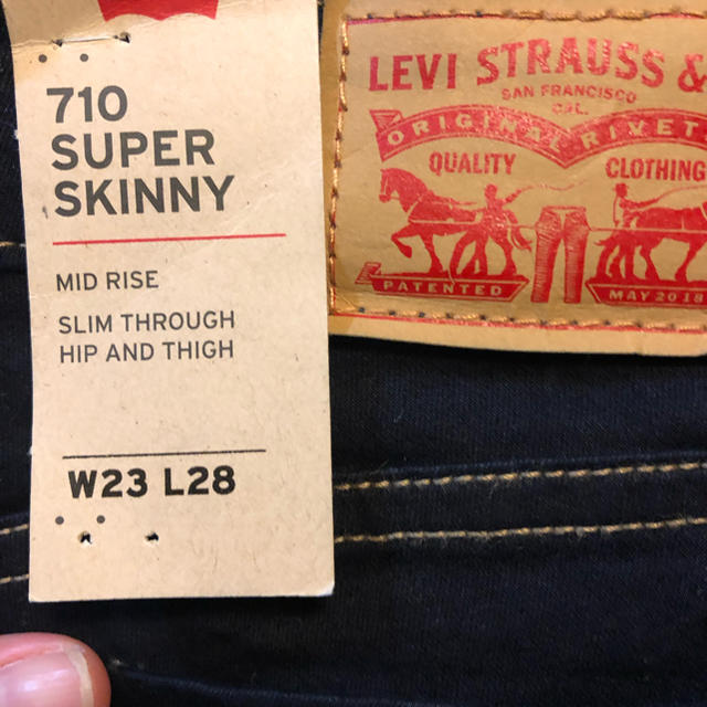 Levi's(リーバイス)のリーバイススキニー レディースのパンツ(スキニーパンツ)の商品写真