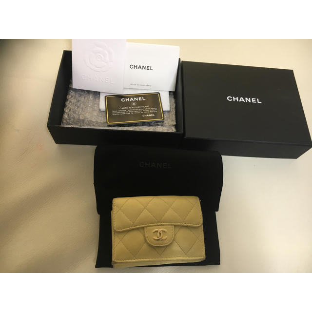 CHANEL(シャネル)のシャネル 三つ折り財布 イエロー シリアルカードあり 正規品 レディースのファッション小物(財布)の商品写真