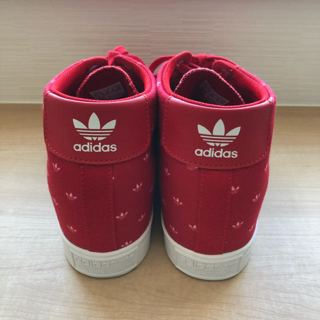 adidas(アディダス)のadidas インヒール スニーカー 赤 24.5 新品 レディースの靴/シューズ(スニーカー)の商品写真