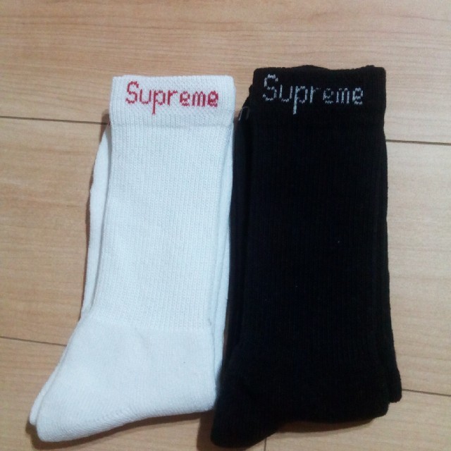 Supreme(シュプリーム)のSupreme Hanes crew socks 白×黒セット メンズのレッグウェア(ソックス)の商品写真