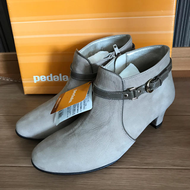 新品 pedala ブーツ アシックス 22cm EEE レディースの靴/シューズ(ブーティ)の商品写真