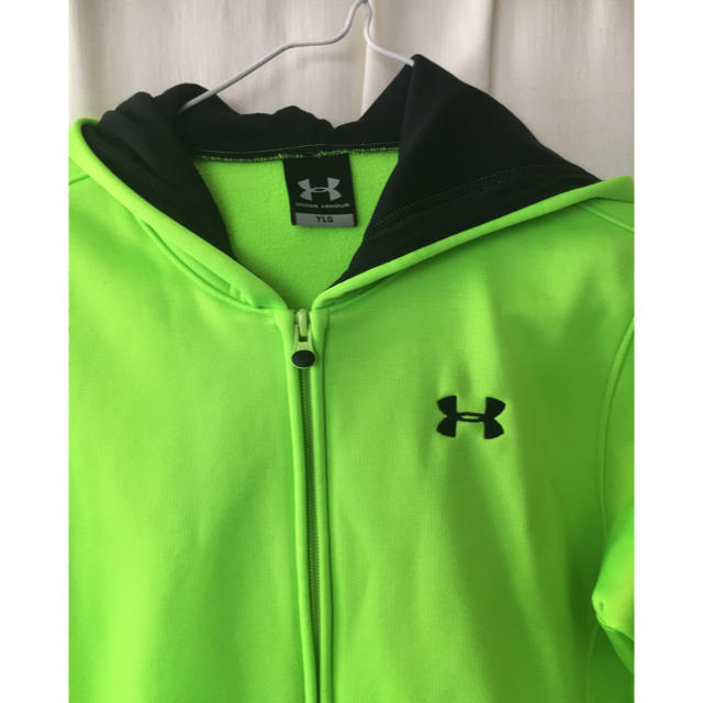 UNDER ARMOUR(アンダーアーマー)のアンダーアーマージュニアYLGパーカー美品 キッズ/ベビー/マタニティのキッズ服男の子用(90cm~)(ジャケット/上着)の商品写真