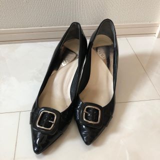 インディヴィ(INDIVI)のＩＮＤＩＶＩ 黒エナメルパンプス24cm(ハイヒール/パンプス)