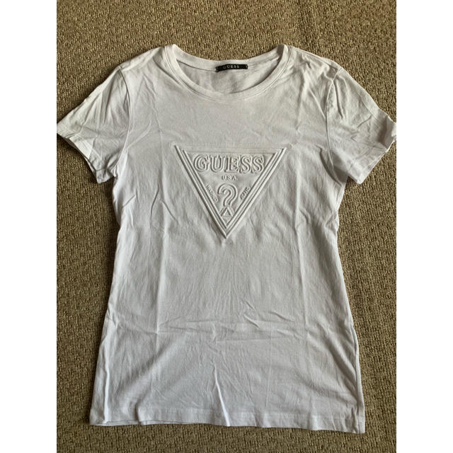 GUESS(ゲス)のguess 白Tシャツ Sサイズ レディースのトップス(Tシャツ(半袖/袖なし))の商品写真