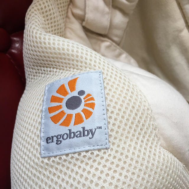 Ergobaby(エルゴベビー)のエルゴベビー インサート (オフホワイト) キッズ/ベビー/マタニティの外出/移動用品(抱っこひも/おんぶひも)の商品写真