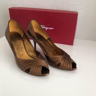 サルヴァトーレフェラガモ(Salvatore Ferragamo)のフェラガモ ゴールドパンプス 23〜23.5(ハイヒール/パンプス)