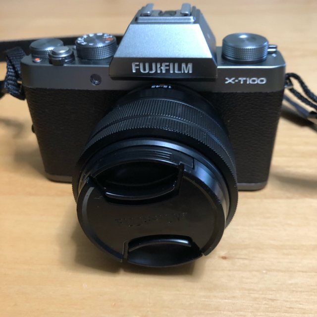 富士フイルム(フジフイルム)のFUJIFILM XT100 レンズキット スマホ/家電/カメラのカメラ(ミラーレス一眼)の商品写真