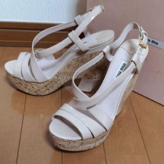 ミュウミュウ(miumiu)の◆未使用◆miumiu  エナメルパンプス　厚底　38.5  24.5 25.5(ハイヒール/パンプス)