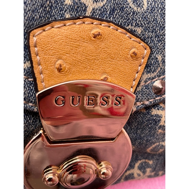 GUESS(ゲス)のGUESS 斜め掛けチェーンショルダーデニムバッグ レディースのファッション小物(財布)の商品写真