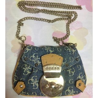 ゲス(GUESS)のGUESS 斜め掛けチェーンショルダーデニムバッグ(財布)