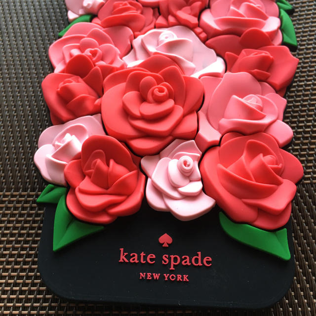 kate spade new york(ケイトスペードニューヨーク)の箱なし iPhone7/8 薔薇 シリコン ローズ ケイトスペード  スマホ/家電/カメラのスマホアクセサリー(iPhoneケース)の商品写真