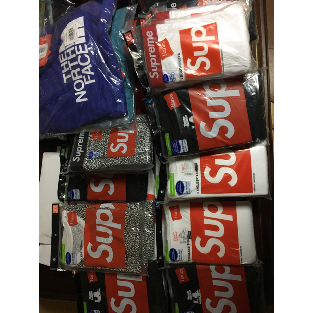 Supreme(シュプリーム)のSupreme Hanes Tシャツ (3枚セット) 《再入荷》 メンズのトップス(Tシャツ/カットソー(半袖/袖なし))の商品写真