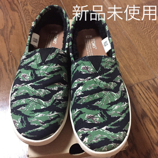 トムズ(TOMS)のTOMSカモフラ柄防寒 内ボア付き爪先まで暖かい。スリッポン  メンズ(スリッポン/モカシン)