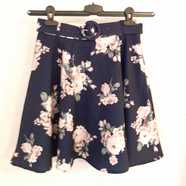 INGNI(イング)のイング 花柄 ネイビー スカート ベルト付き レディースのスカート(ミニスカート)の商品写真