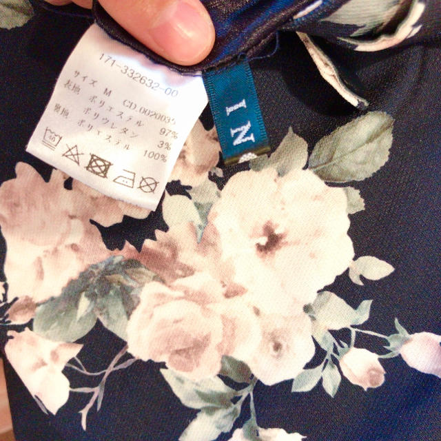 INGNI(イング)のイング 花柄 ネイビー スカート ベルト付き レディースのスカート(ミニスカート)の商品写真