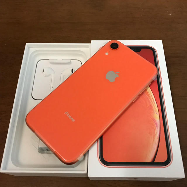 新品 Apple iPhone XR 64 GB コーラル SIMロック解除予定 スマホ/家電/カメラのスマートフォン/携帯電話(スマートフォン本体)の商品写真