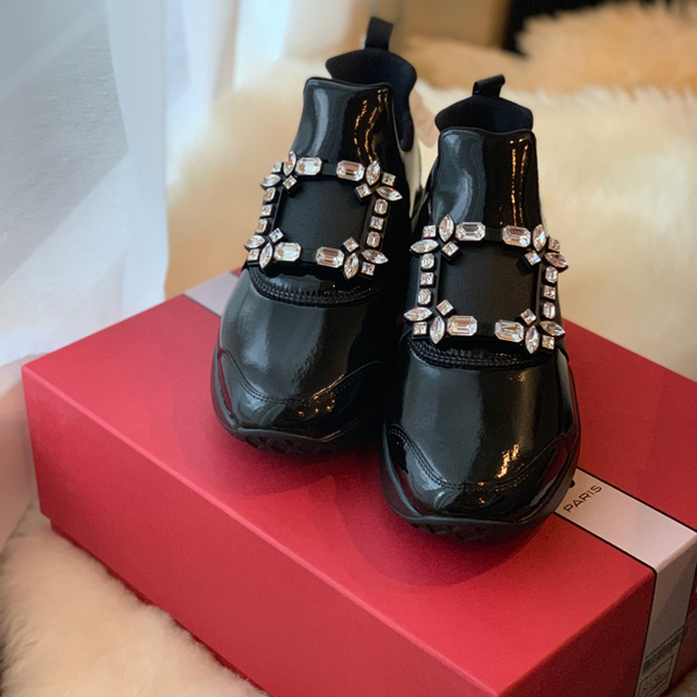 ROGER VIVIER(ロジェヴィヴィエ)のロジェヴィヴィエ スニーカー 秋冬新作 新品 本日限定値下げ　半額以下 レディースの靴/シューズ(スニーカー)の商品写真