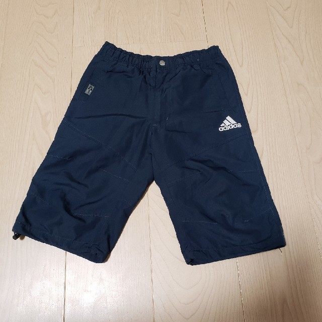 adidas(アディダス)のAdidas ハーフパンツ　紺　110センチ キッズ/ベビー/マタニティのキッズ服男の子用(90cm~)(パンツ/スパッツ)の商品写真