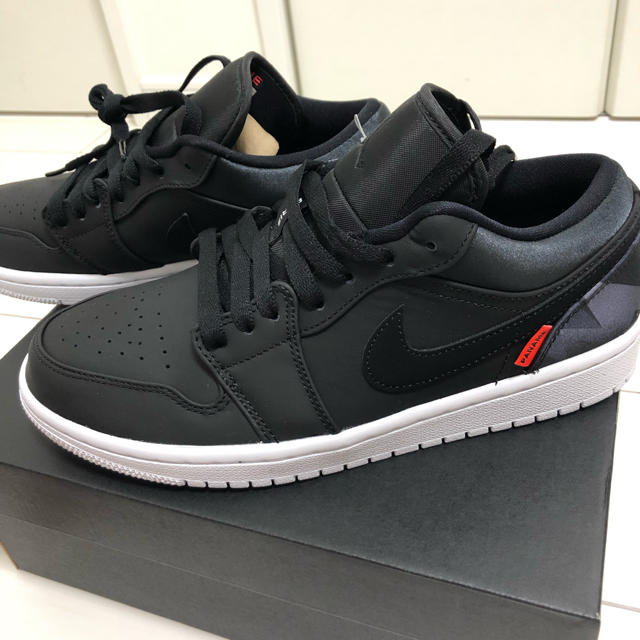 NIKE(ナイキ)のエア ジョーダン1LOW パリサンジェルマン メンズの靴/シューズ(スニーカー)の商品写真