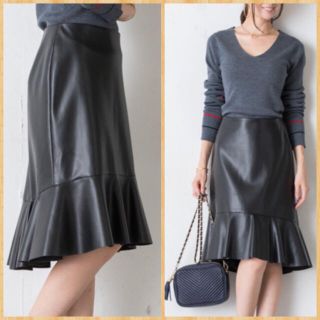 ラウンジドレス(Loungedress)の美品♪ Loungedress レザーぺプラムスカート(ひざ丈スカート)