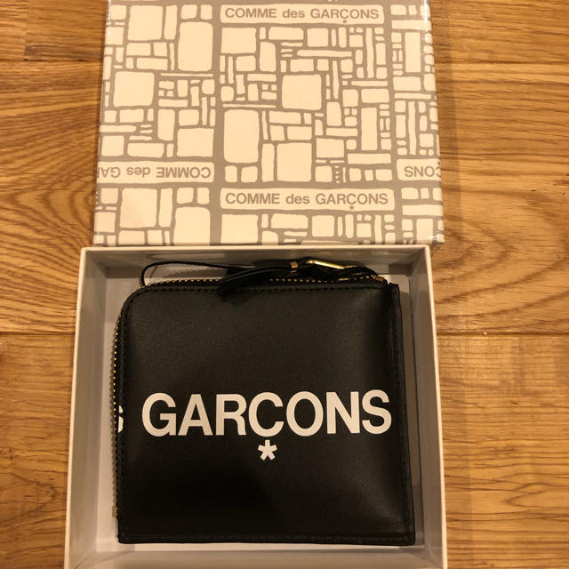 COMME des GARCONS(コムデギャルソン)のコムデギャルソン 財布 ロゴ Lジップ 黒 メンズのファッション小物(折り財布)の商品写真