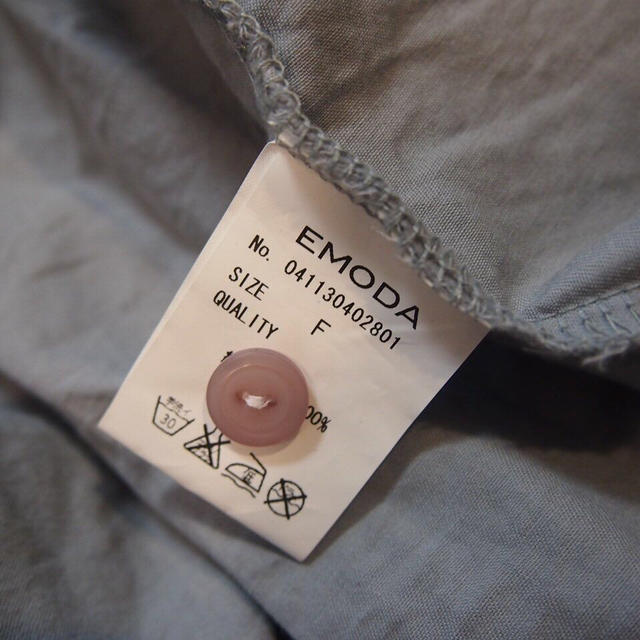 EMODA(エモダ)のEMODA グレー 長袖 シャツ レディースのトップス(シャツ/ブラウス(長袖/七分))の商品写真