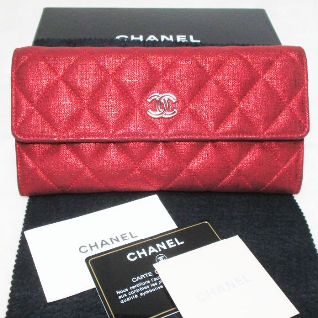 CHANEL(シャネル)のシャネル マトラッセ CCマーク リネンメタリックカラー 二つ折り長財布 レッド レディースのファッション小物(財布)の商品写真