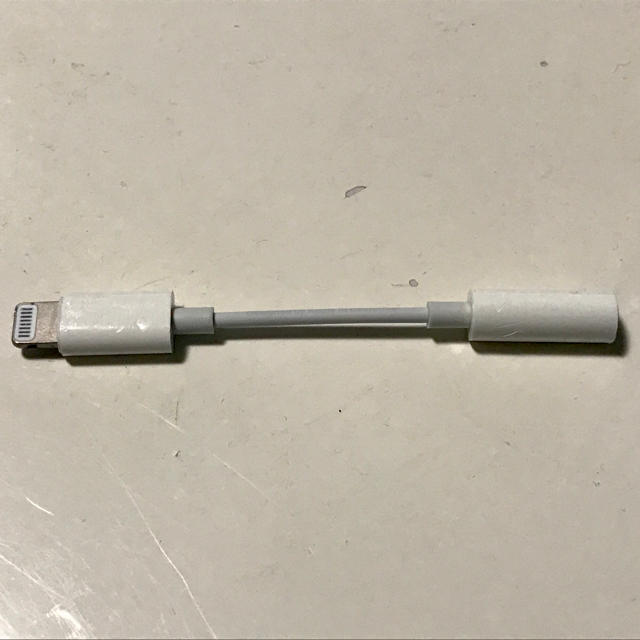 Apple(アップル)のApple Lightning - 3.5mm ヘッドフォンジャックアダプタ スマホ/家電/カメラのスマホアクセサリー(その他)の商品写真