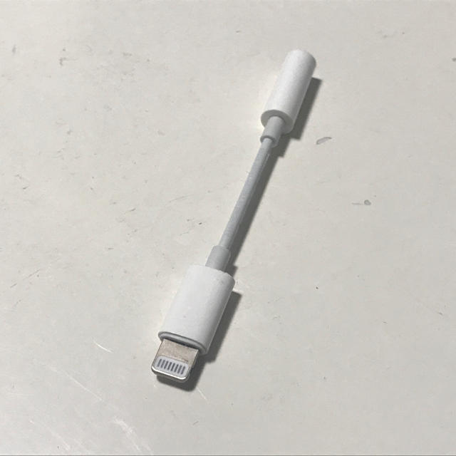 Apple(アップル)のApple Lightning - 3.5mm ヘッドフォンジャックアダプタ スマホ/家電/カメラのスマホアクセサリー(その他)の商品写真