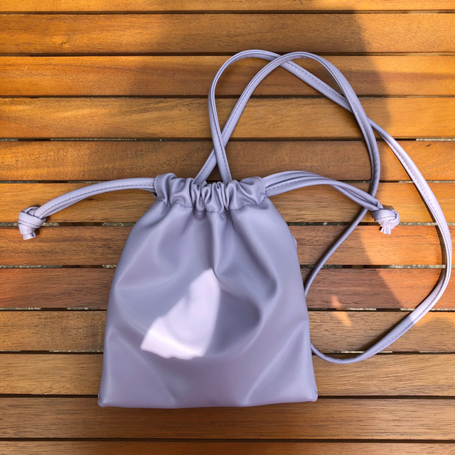 ドローストリングバッグ レザー巾着 レディースのバッグ(ショルダーバッグ)の商品写真