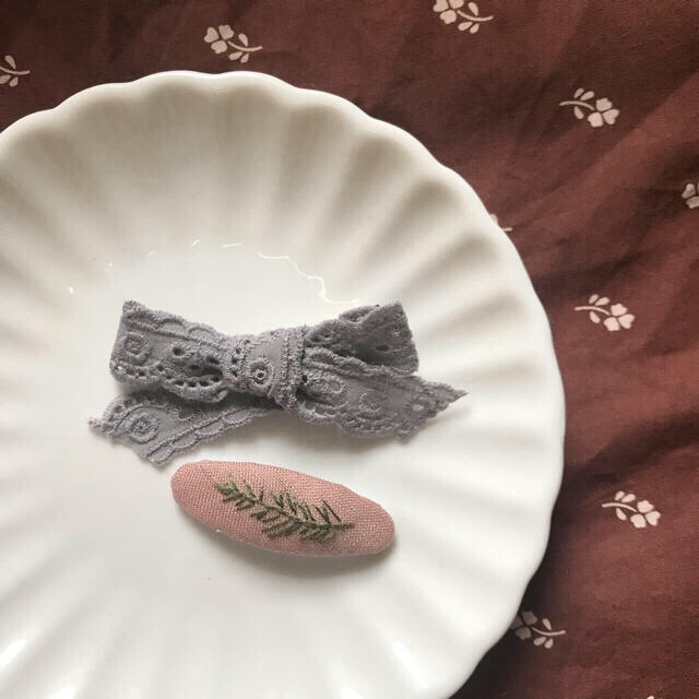 Bonpoint(ボンポワン)のrosemary pin&ribbon clip ハンドメイドのキッズ/ベビー(ファッション雑貨)の商品写真