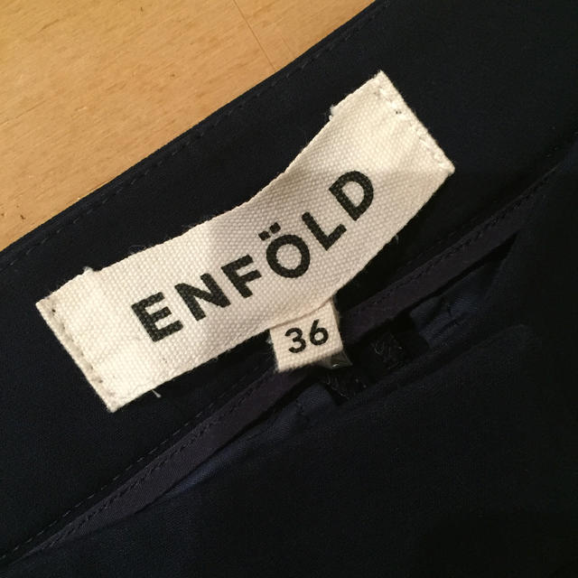 ENFOLD(エンフォルド)のENFOLDテーパードパンツ36ネイビー レディースのパンツ(カジュアルパンツ)の商品写真
